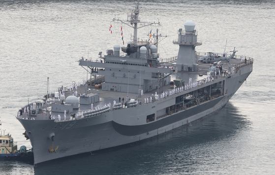 The USS Blue Ridge, command ship of the U.S. Navy’s 7th Fleet, arrives at the Navy Operations Command base in Nam District, Busan, on the morning of Sept. 25 for resupply and crew rest. [YONHAP]