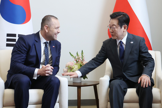 President Lee Jae Myung, right, speaks with Polish President Karol Nawrocki at the United Nations headquarters in New York on Sept. 24. [JOINT PRESS CORPS]