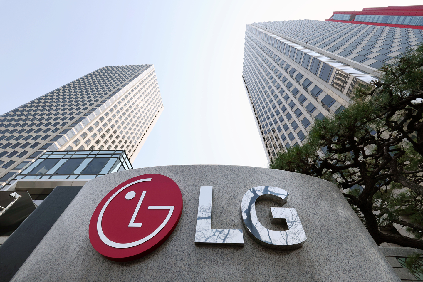 The LG logo is seen at LG Electronics' headquarters in Yeouido, western Seoul, on April 7. [YONHAP]