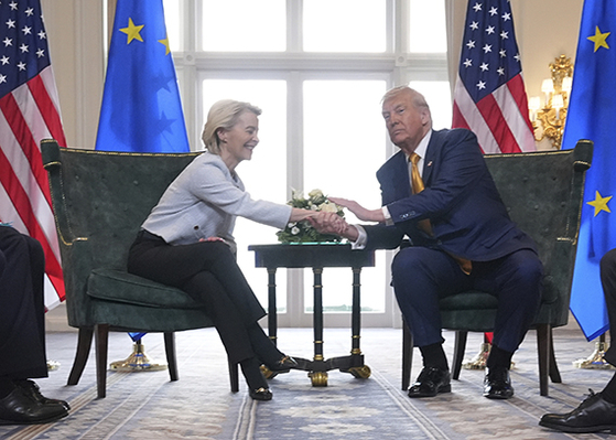 U.S. President Donald Trump and European Commission President Ursula von der Leyen shake hands after reaching a trade deal at the Trump Turnberry golf course in Turnberry, Scotland, on July 27. [AP/YONHAP]