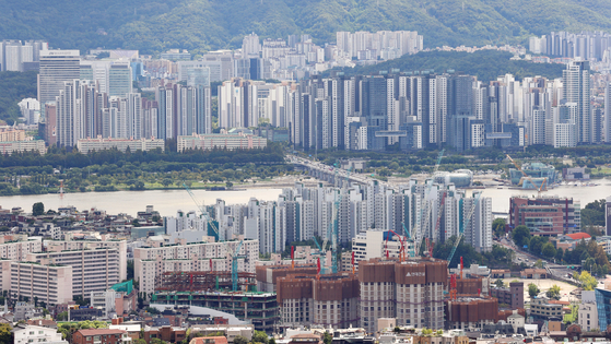 Apartment buildings are seen from Mount Nam in central Seoul on Sept. 18. [YONHAP] 