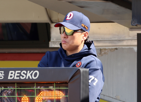 Doosan Bears manager Lee Seung-yuop looks on during a KBO game against the Kia Tigers at Gwangju-Kia Champions Field in Gwangju on May 18. [YONHAP] 