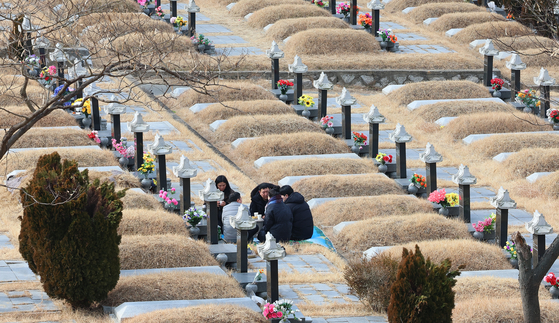 Mourners pay respects at Incheon Family Park in Incheon on Jan. 19. [YONHAP]