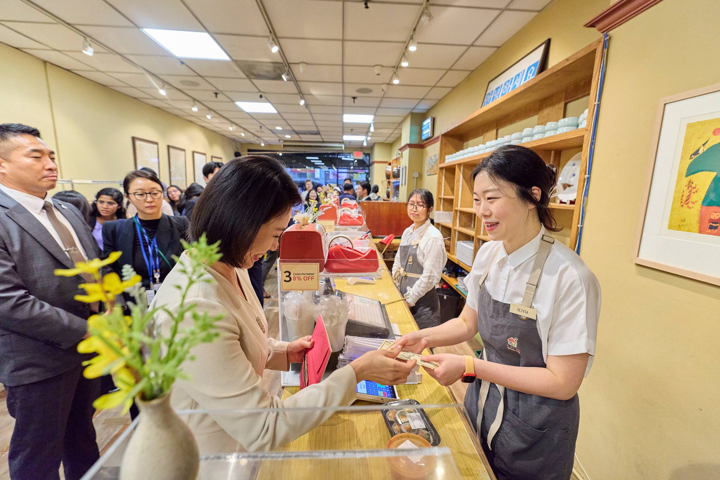 First lady Kim Hea Kyung, lefts, makes a purchase at a side dish shop in Koreatown in New York on Sept. 23. [JOINT PRESS CORPS] 