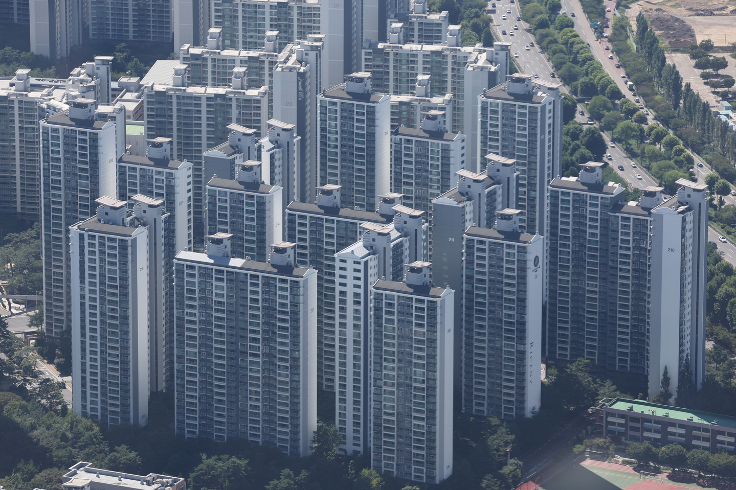 A picture of an apartment complex is put up at a real estate agency on July 27 in Seoul. [YONHAP]