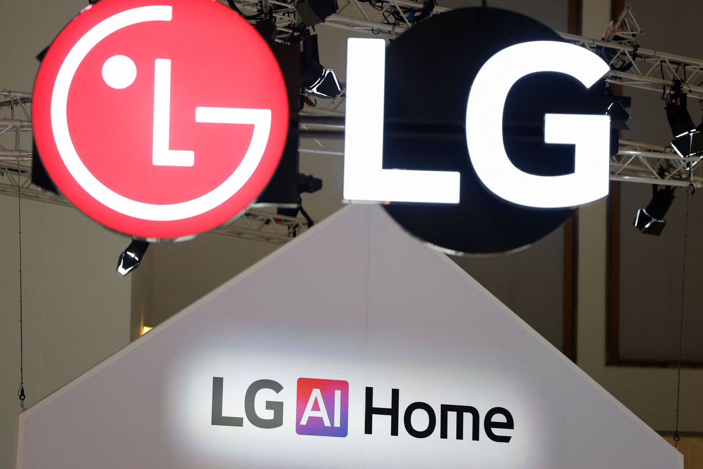 The picture shows the stand of Korean manufacturer LG at the IFA international trade show on Sept. 5 in Berlin. [AFP/YONHAP]