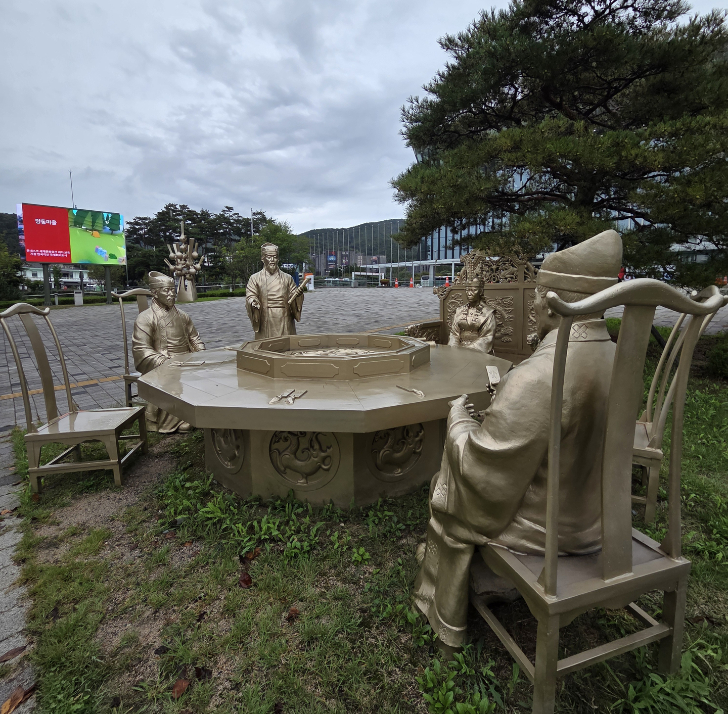 A statue of the Silla hwabeak council is seen in front of the Gyeongju Hwabaek International Convention Center (HICO) in Gyeongju on Sept. 25. [SHIM SEOK-YONG]