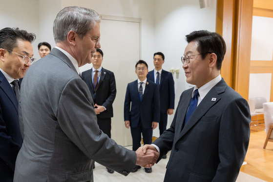 Korean President Lee Jae Myung, right, shakes hands with U.S. Treasury Secretary Scott Bessent at the Permanent Mission of the Republic of Korea to the United Nations in New York on Sept. 24. [JOINT PRESS CORPS] 