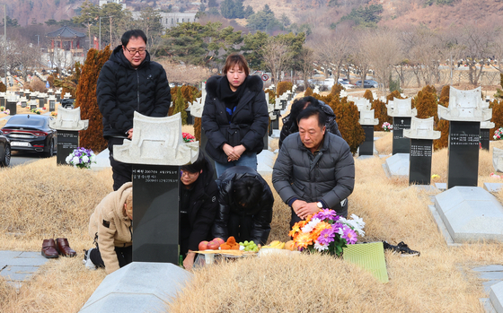 Mourners pay respects at Incheon Family Park in Incheon on Jan. 19. [YONHAP]