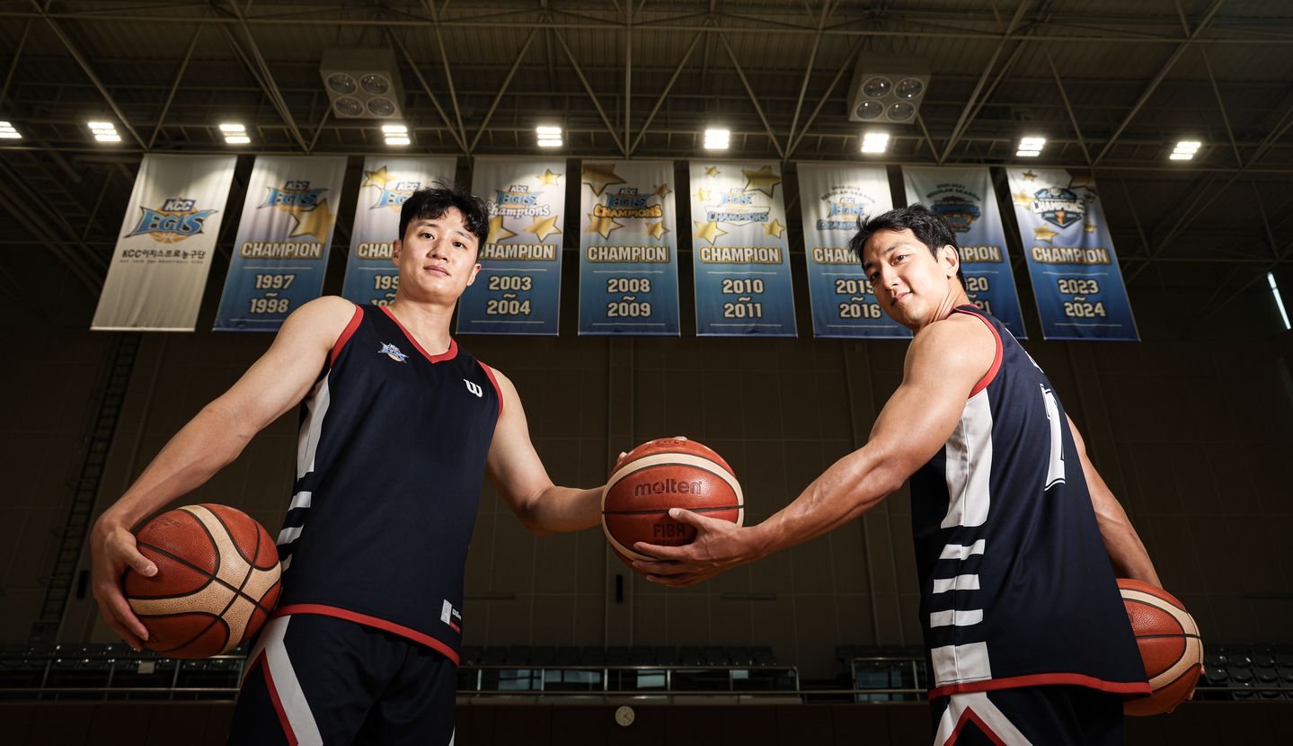 Busan KCC Egis's Heo Ung, left, and Heo Hoon pose during an interview with the JoongAng Ilbo at the team's training center in Yongin, Gyeonggi on July 14. [KIM KYOUNG-ROK] 