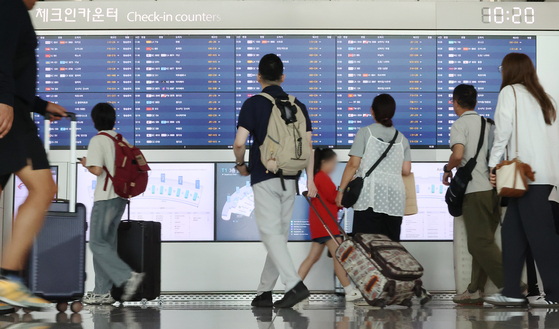 Travelers going on summer holidays are seen at Terminal 1 of Incheon International Airport on Aug. 3. [YONHAP] 