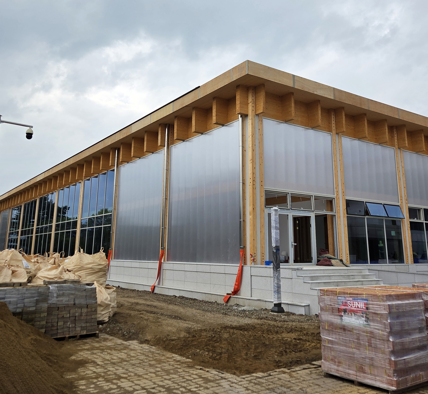 A new building within the Gyeongju National Museum is seen under construction to host the Asia-Pacific Economic Cooperation (APEC) summit banquet. The venue for the summit banquet was recently relocated to the Grand Ballroom of the Lahan Hotel in Gyeongju. [SHIM SEOK-YONG]