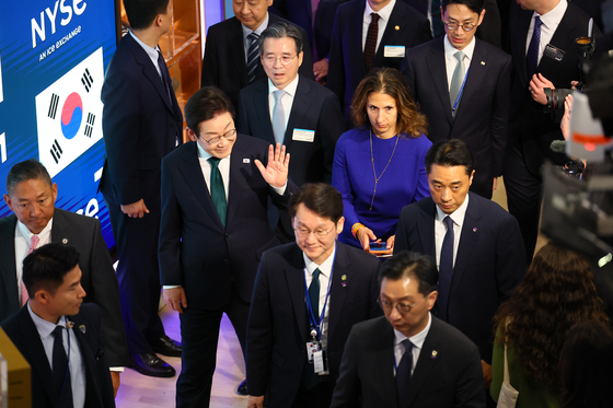 President Lee Jae Myung, center, visits the New York Stock Exchange in New York on Sept. 25. [JOINT PRESS CORPS]