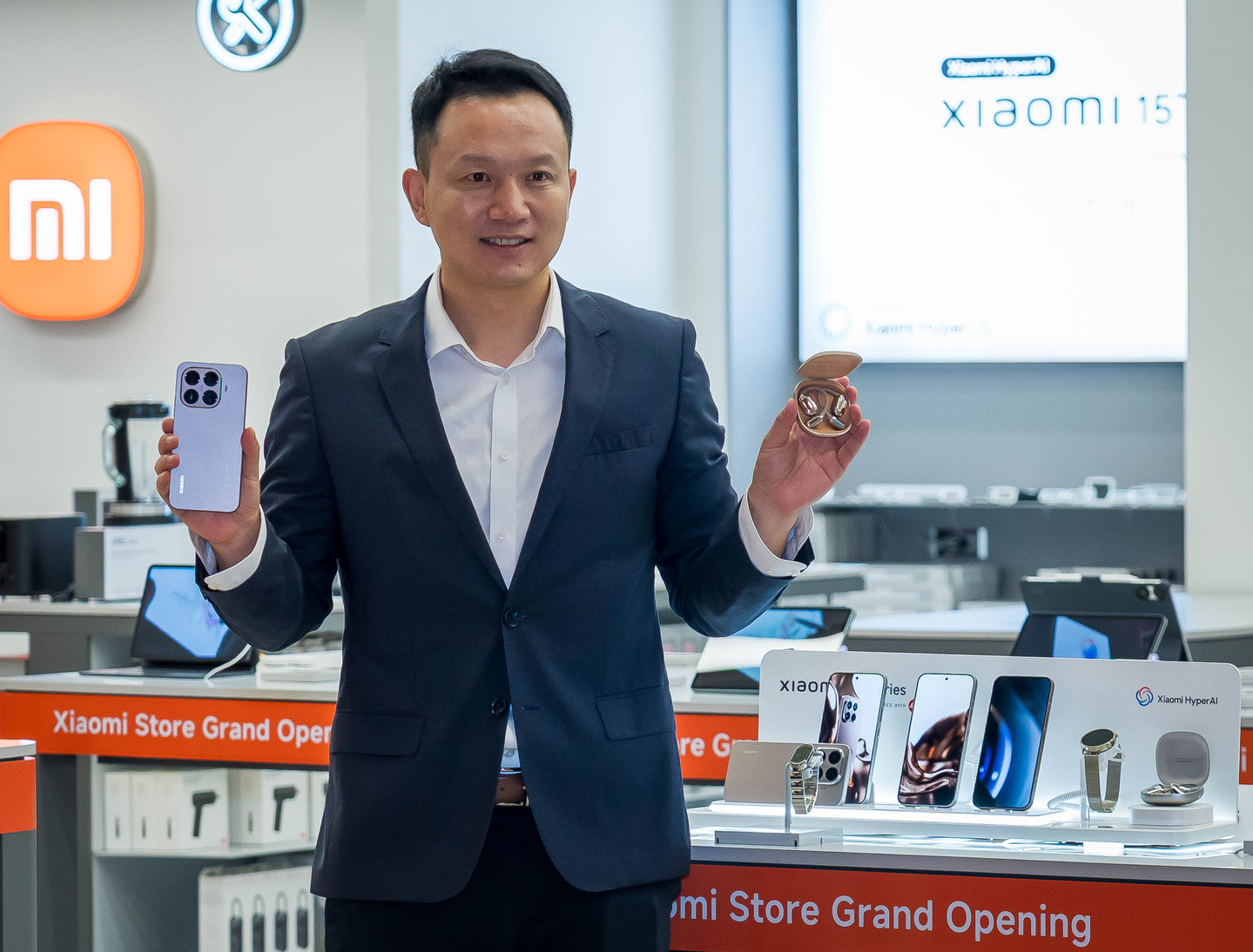 Xiaomi Korea’s general manager Jony Wu holds the new Xiaomi 15T smartphone and earbuds during Thursday’s press event at the Pullman Ambassador Seoul Eastpole in Guui, eastern Seoul. [XIAOMI KOREA]
