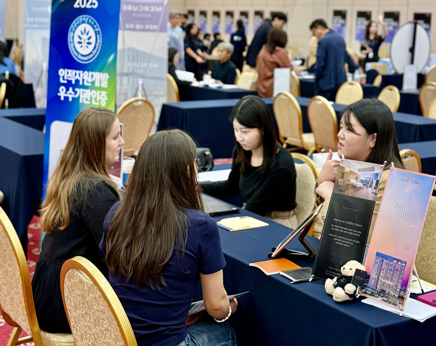 International students and officials from universities and related organizations engage in conversation at the International Student Fair held at Sejong University on Sept. 25. [OCEAN YANG]