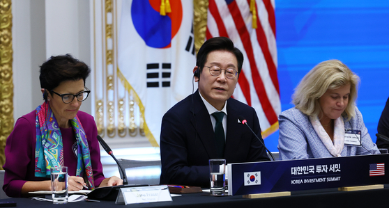President Lee Jae Myung, center, speaks at the Korea Investment Summit at the New York Stock Exchange in lower Manhattan on Sept. 25. [JOINT PRESS CORPS]