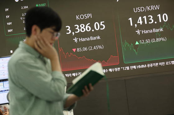 A screen in Hana Bank's trading room in central Seoul shows the Kospi closing at 3,386.05 points on Sept. 26, down 85.06 points, or 2.45 percent, from the previous trading session. [YONHAP]