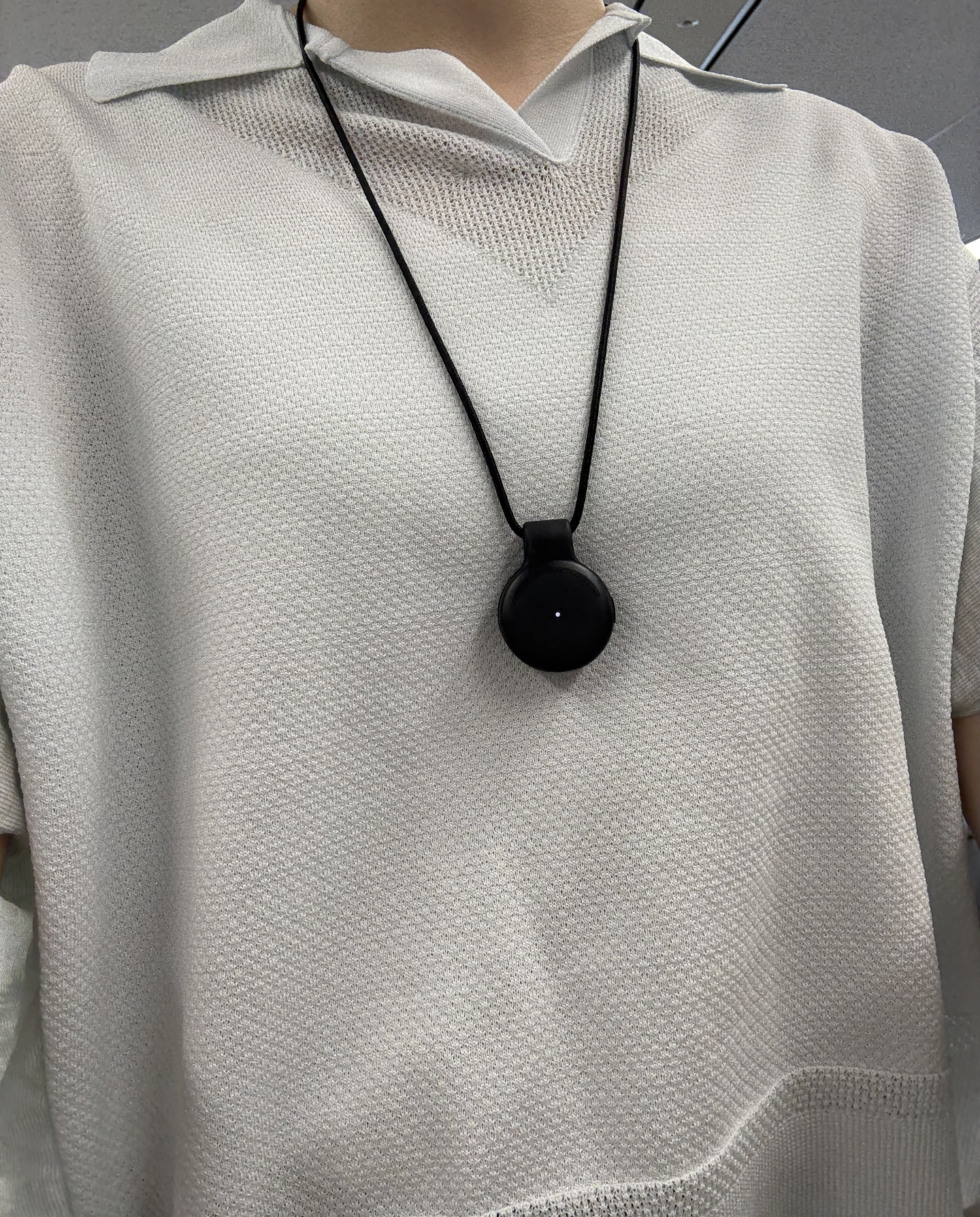The Limitless AI pendant device can be worn like a necklace or clipped onto clothing. When paired with the Limitless app, it records audio and uses AI to generate summaries. [HONG SANG-JI]