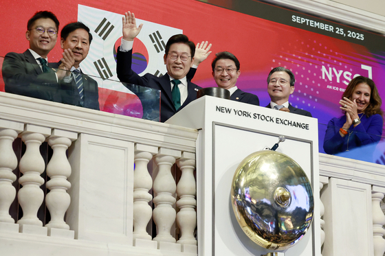 President Lee Jae Myung, third from left, waves after ringing the opening bell at the New York Stock Exchange in New York on Sept. 25. [JOINT PRESS CORPS]
