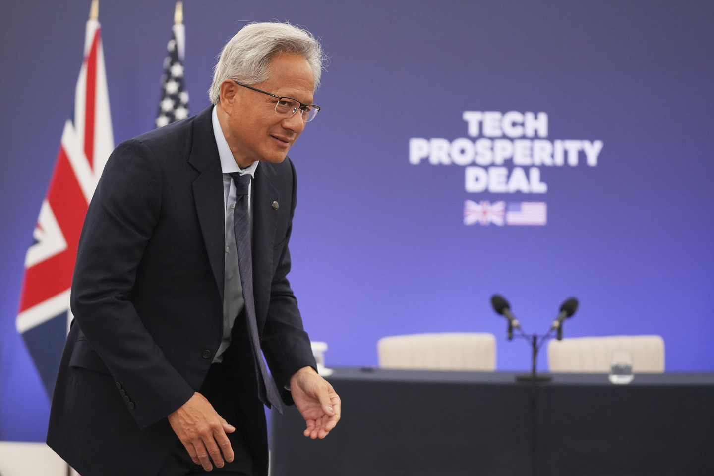 Nvidia CEO Jensen Huang gestures before a business roundtable attended by U.S. President Donald Trump and British Prime Minister Keir Starmer at Chequers near Aylesbury, Britain, on Sept. 18. [AP/YONHAP]