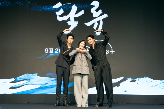 Actors Park Seo-ham, left, Shin Ye-eun, center, and Rowoon pose for the cameras during the press conference for Disney+ series ″The Murky Stream″ Sept. 23. [DISNEY+]