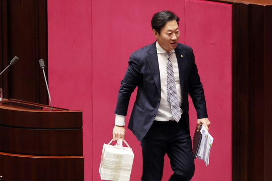 People Power Party Rep. Park Soo-min walks away from the podium after delivering a filibuster on the sweeping government reorganization bill at the National Assembly in Yeouido, western Seoul on Sept. 26. [YONHAP]