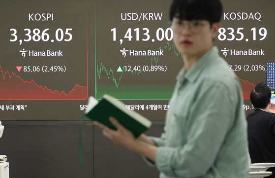 A screen in Hana Bank's trading room in central Seoul shows the Kospi closing at 3,386.05 points on Sept. 26, down 85.06 points, or 2.45 percent, from the previous trading session. [YONHAP]