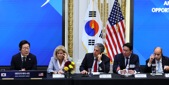 President Lee Jae Myung, left, speaks at the Korea Investment Summit at the New York Stock Exchange in lower Manhattan on Sept. 25, as SK Group Chairman Chey Tae-won, second from right, listens alongside other business leaders. [JOINT PRESS CORPS]