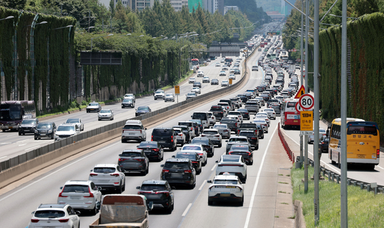 Vehicles move on the northbound, left, and southbound lanes near the Jamwon Interchange on the Gyeongbu Expressway in Seocho District, southern Seoul, on Aug. 17. [YONHAP]
