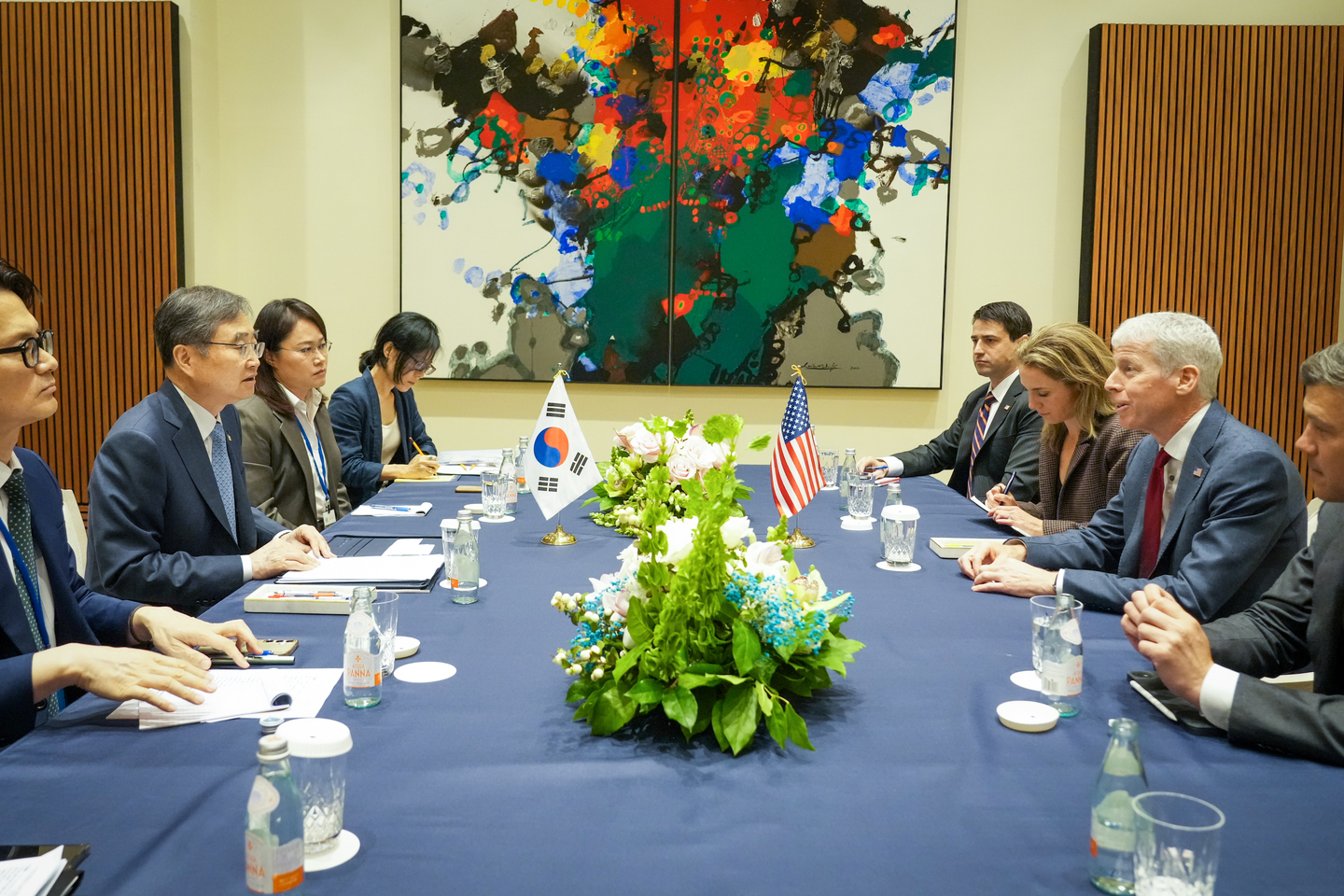 Foreign Minister Cho Hyun, second from left, and U.S. Energy Secretary Chris Wright, second from right, hold a meeting on the sidelines of the United Nations General Assembly in New York on Sept. 25. [MINISTRY OF FOREIGN AFFAIRS]