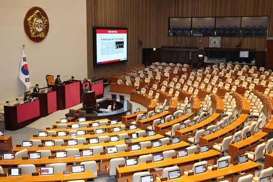 People Power Party Rep. Choi Hyung-du speaks during a filibuster on the abolishment of the Korea Communications Commission and the establishment of a new Broadcast Media and Telecommunications Commission, at the National Assembly in Yeouido, western Seoul on Sept. 26. [YONHAP]