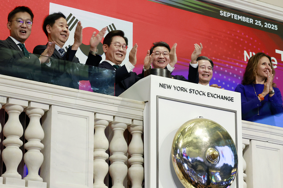 President Lee Jae Myung, third from left, claps after ringing the opening bell at the New York Stock Exchange in New York on Sept. 25. [YONHAP]