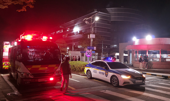 Fire authorities at the National Information Resources Service in Daejeon on Friday evening [KIM SUNG-TAE]