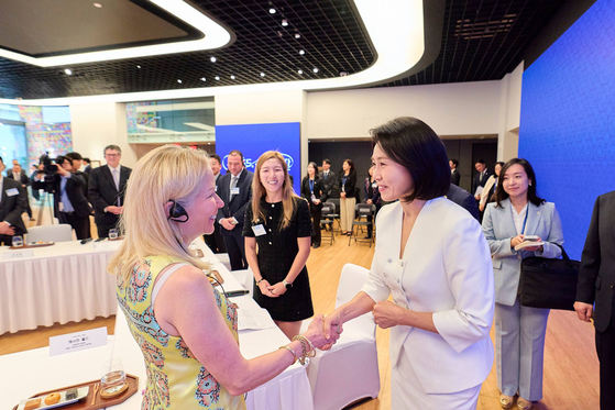 First lady Kim Hea Kyung, right, visits the Korean Cultural Center in New York on Sept. 25. [JOINT PRESS CORPS]