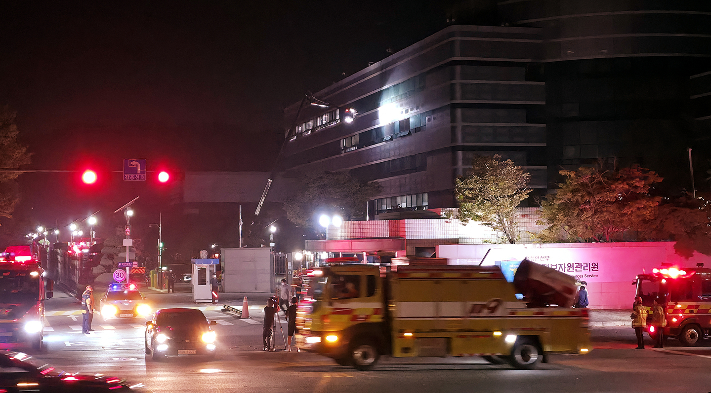 Fire trucks in front of National Information Resources Service in Daejeon on Sept. 26. [KIM SUNG-TAE]