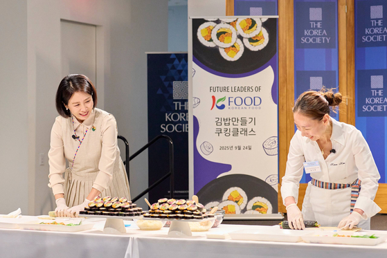 First lady Kim Hea Kyung, left, rolls gimbap (seaweed rice roll) in a cooking class for children at the Korea Society in New York on Sept. 24. [JOINT PRESS CORPS]