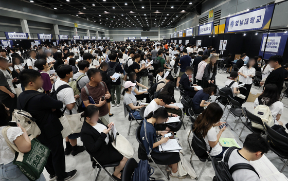 Students wait in line for consultations at a law school admissions fair at aT Center in Seocho District, southern Seoul on Aug. 21. [YONHAP]