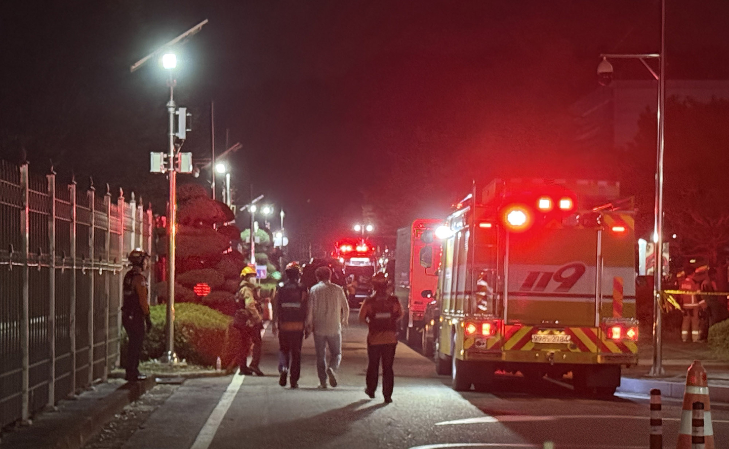Firefighters work to extinguish a blaze caused by a lithium battery explosion at the National Information Resources Service located in Daejeon on Friday evening. [YONHAP]