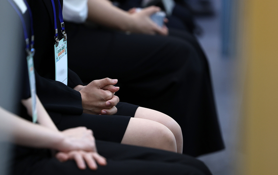 Applicants wait for interviews at a job fair held at Dongdaemun Design Plaza (DDP) in Seoul on Aug. 20. [YONHAP]