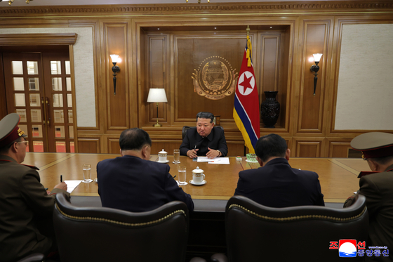 North Korean leader Kim Jong-un presides over a key consultative meeting on the production of nuclear materials and weapons on Sept. 26, in this photo carried by the North's official Korean Central News Agency the following day. [YONHAP]