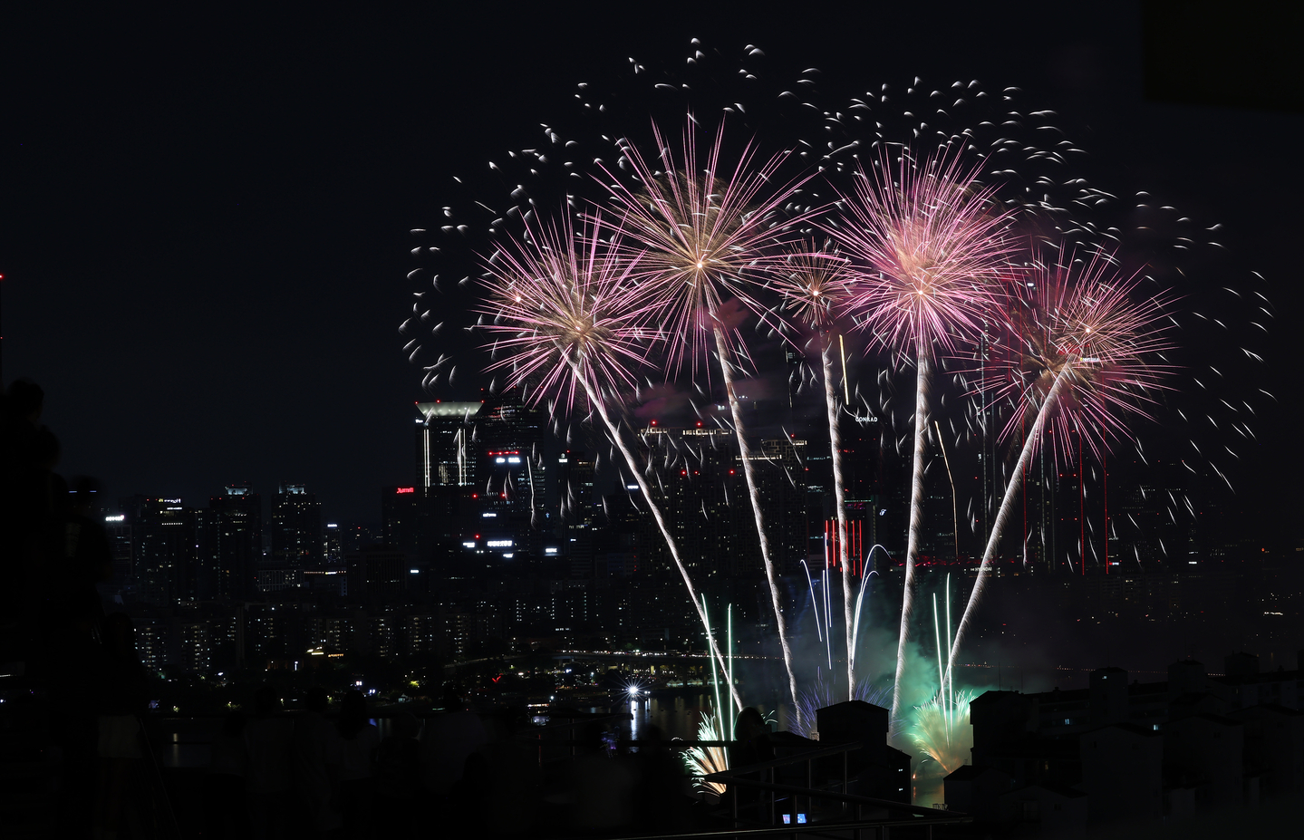 Colorful fireworks fill the Seoul night sky on Sept. 27 during the annual Seoul International Fireworks Festival held in Yeouido, western Seoul. [YONHAP]