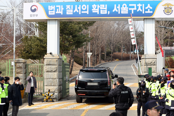 Police stand guard in front of the Seoul Detention Center in Uiwang, Gyeonggi, on March 7. [YONHAP]
