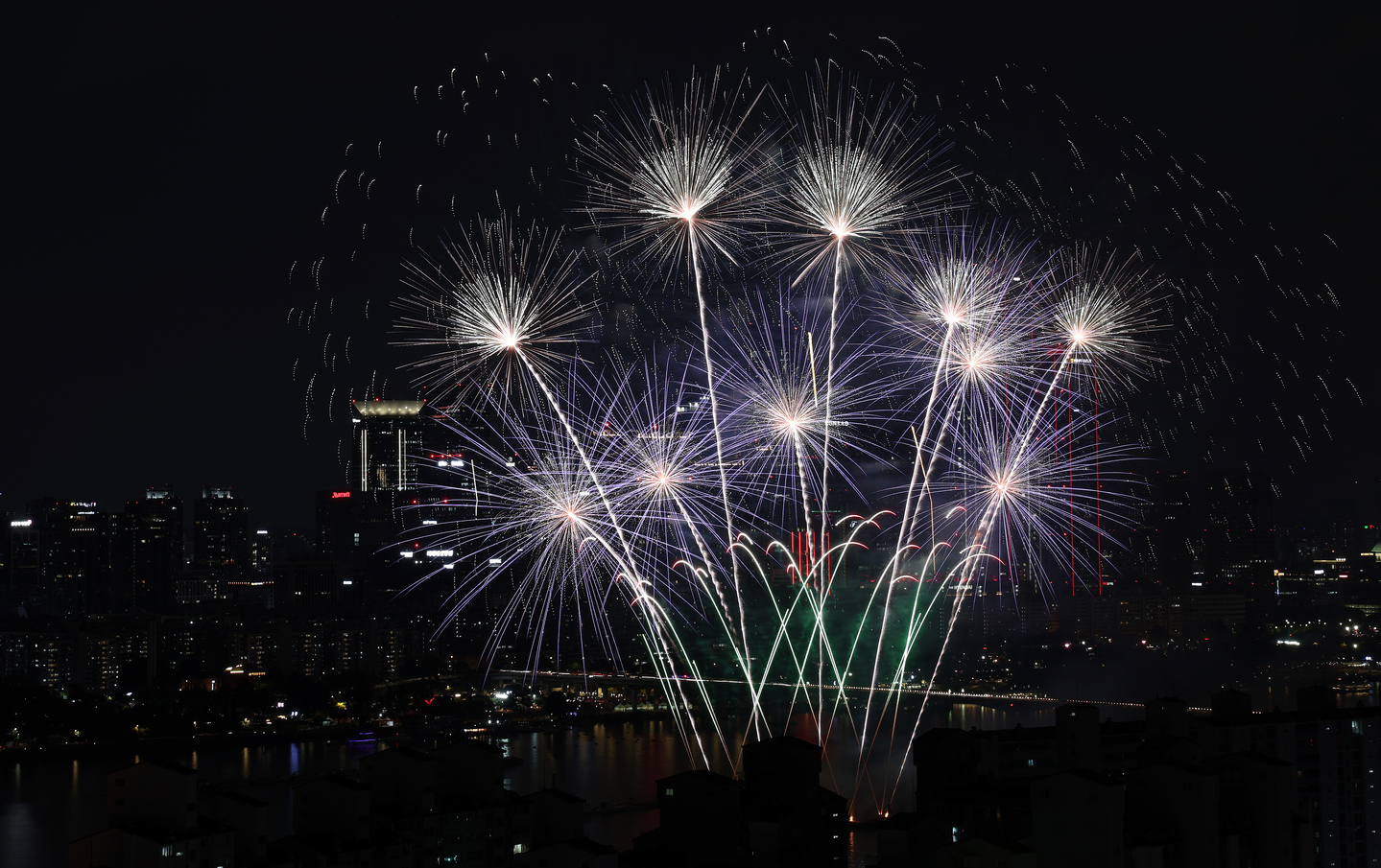 Colorful fireworks fill the Seoul night sky on Sept. 27 during the annual Seoul International Fireworks Festival held in Yeouido, western Seoul. [YONHAP]