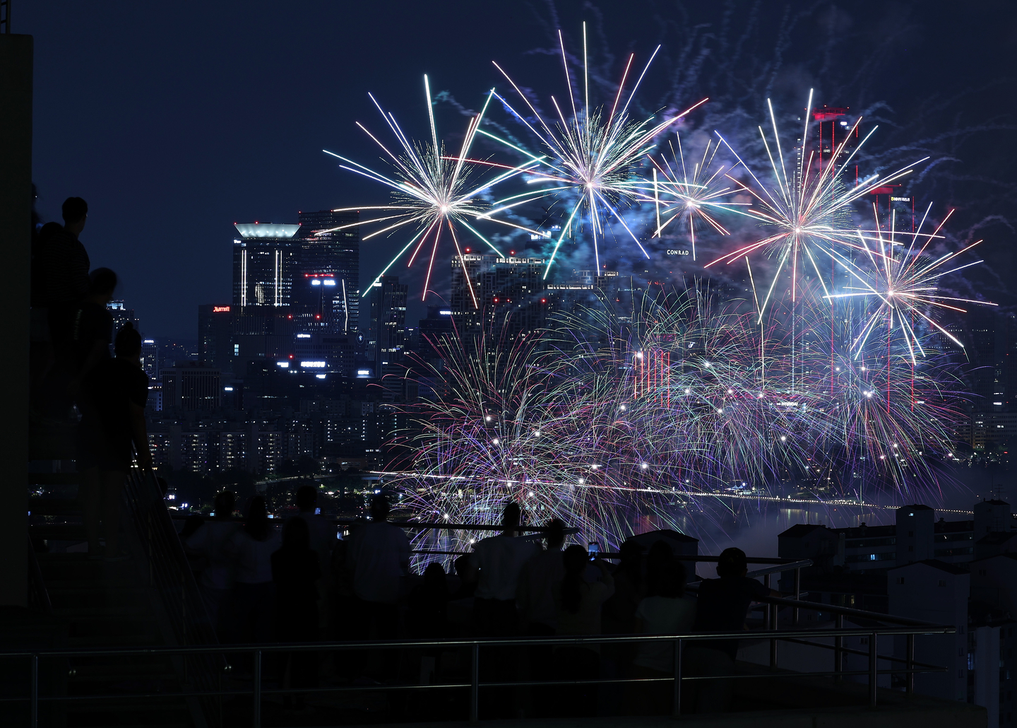 Colorful fireworks fill the Seoul night sky on Sept. 27 during the annual Seoul International Fireworks Festival held in Yeouido, western Seoul. [YONHAP]