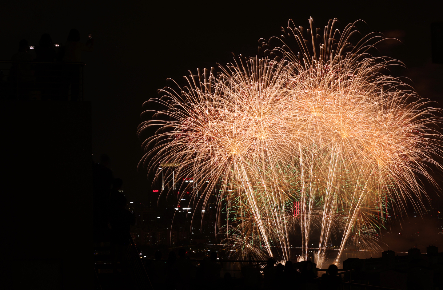 Colorful fireworks fill the Seoul night sky on Sept. 27 during the annual Seoul International Fireworks Festival held in Yeouido, western Seoul. [YONHAP]