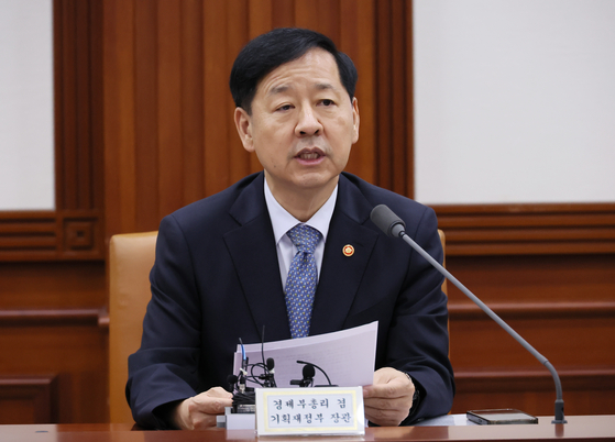 Koo Yun-cheol, Minister of Finance and Economy talks at a meeting held at the Government Complex in Jongno District, central Seoul, on Sept. 15. [YONHAP]