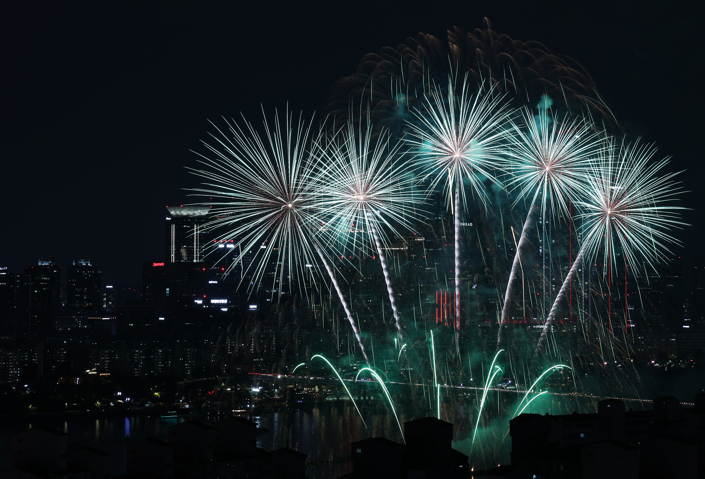 Colorful fireworks fill the Seoul night sky on Sept. 27 during the annual Seoul International Fireworks Festival held in Yeouido, western Seoul. [YONHAP]