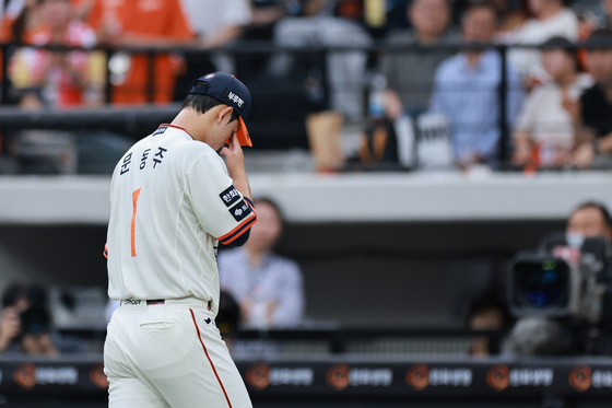 Hanwha Eagles starter Moon Dong-ju walks off the mound during the top of the first inning of a Korea Baseball Organization regular-season game against the LG Twins at Daejeon Hanwha Life Ballpark in Daejeon on Sept. 27. [YONHAP] 