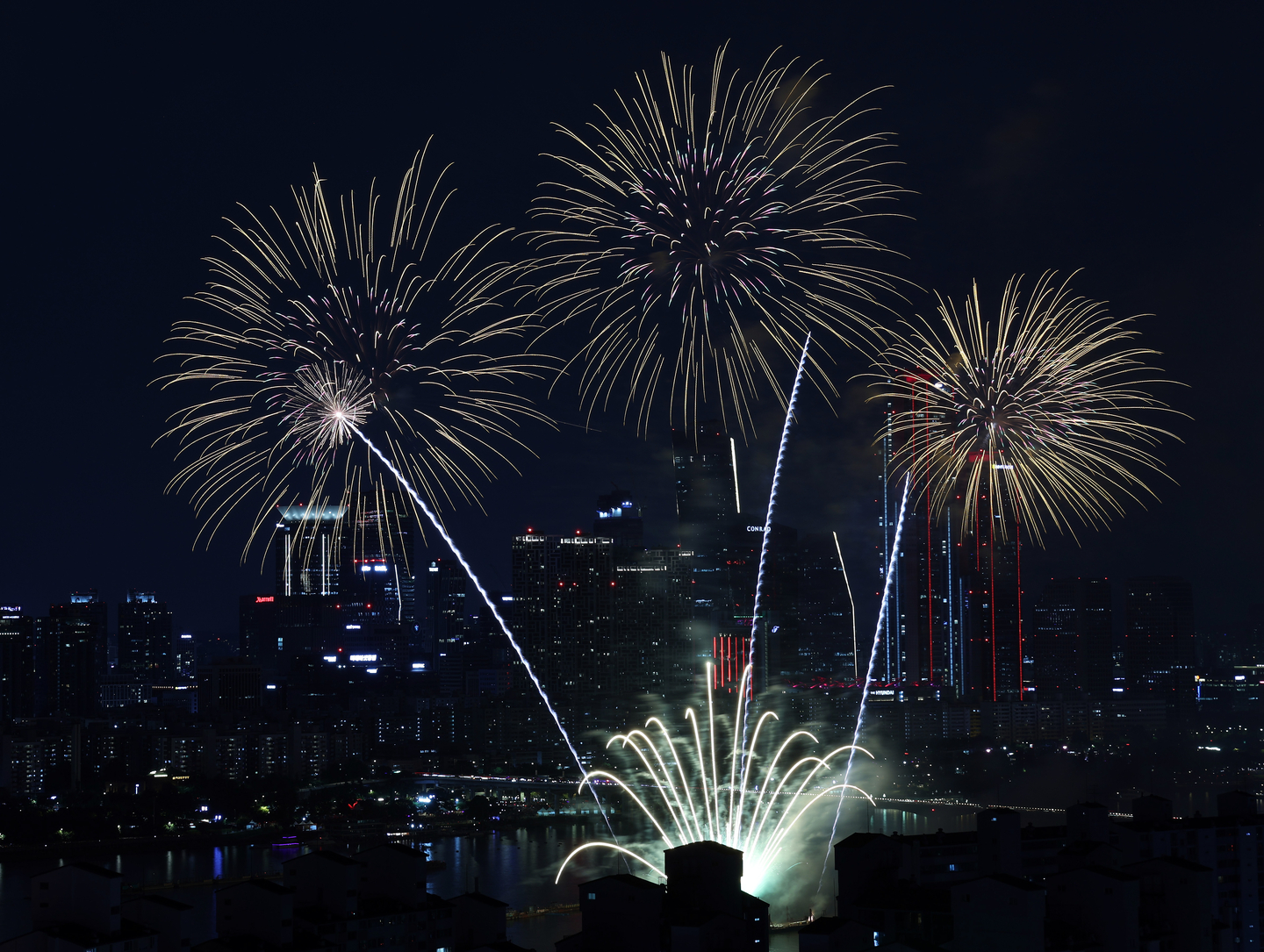 Colorful fireworks fill the Seoul night sky on Sept. 27 during the annual Seoul International Fireworks Festival held in Yeouido, western Seoul. [YONHAP]