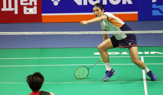 Badminton player An Se-young competes in the Korea Open final against Akane Yamaguchi at Suwon Gymnasium in Suwon, Gyeonggi on Sept. 28. [YONHAP] 